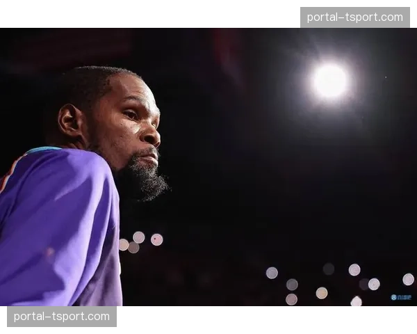 特写:杜兰特职业生涯总得分突破33000分,现场短暂暂停致敬 特写:杜兰特职业生涯总得分突破33000分,现场短暂暂停致敬