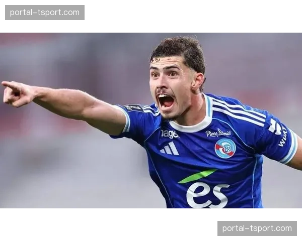 现场:斯特拉斯堡球员抗议越位判罚,VAR介入确认进攻起始于后场抢断