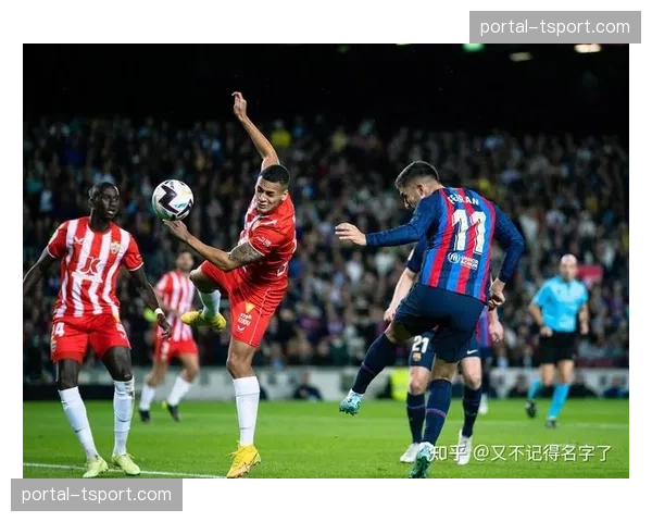 实时:塞维利亚主场因球迷投掷杂物中断比赛十分钟 实时:塞维利亚主场因球迷投掷杂物中断比赛十分钟