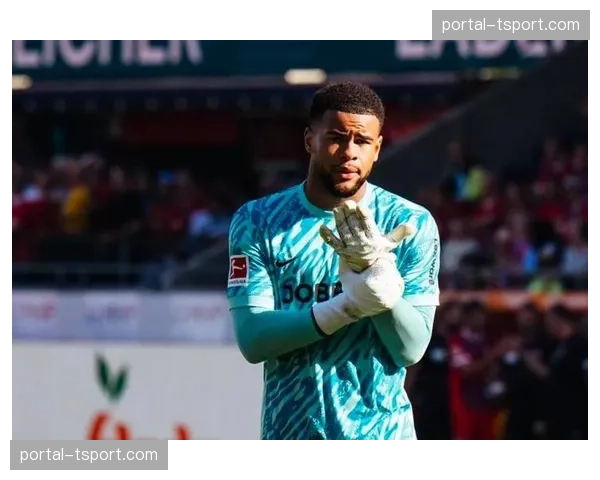 场边镜头:弗赖堡主帅因抗议判罚被出示黄牌警告